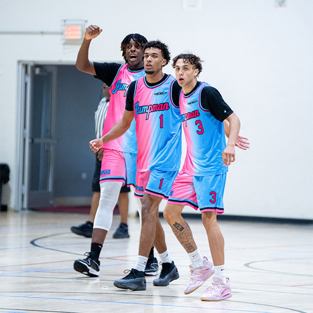 La mode dégradée bleu clair rose-noir personnalisée définit le maillot de basket-ball uniforme de sport